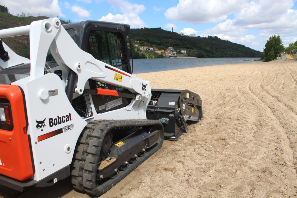 Bobcat Attachment Cleans Douro River Beaches