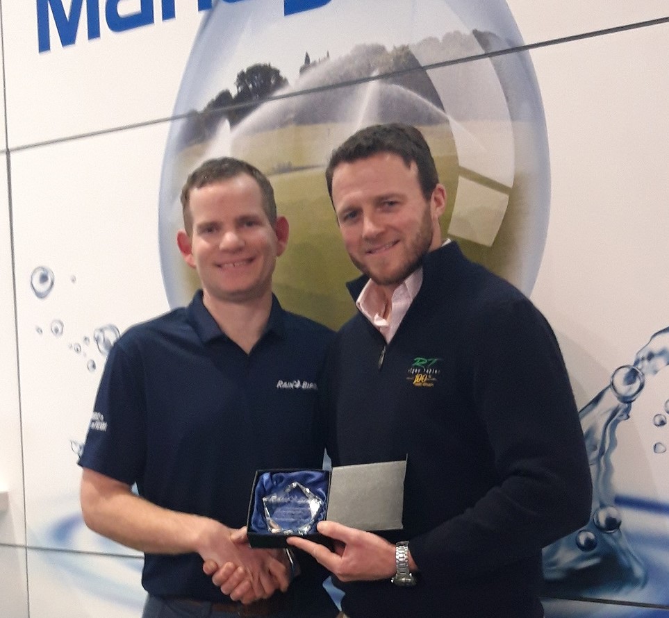 Mark Keysell (right), Rigby Taylor’s Technical Sales Manager, receives an irrigation business development award from Rain Bird’s Alistair Higgs