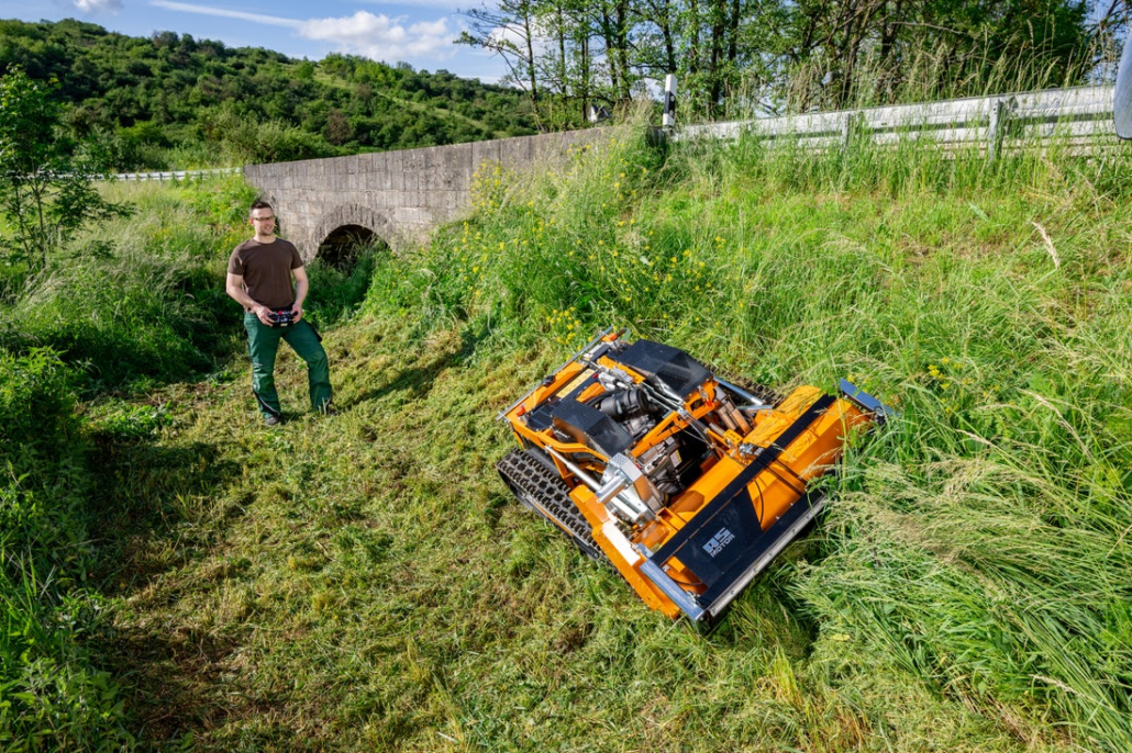 Mowing steep slopes even more comfortably