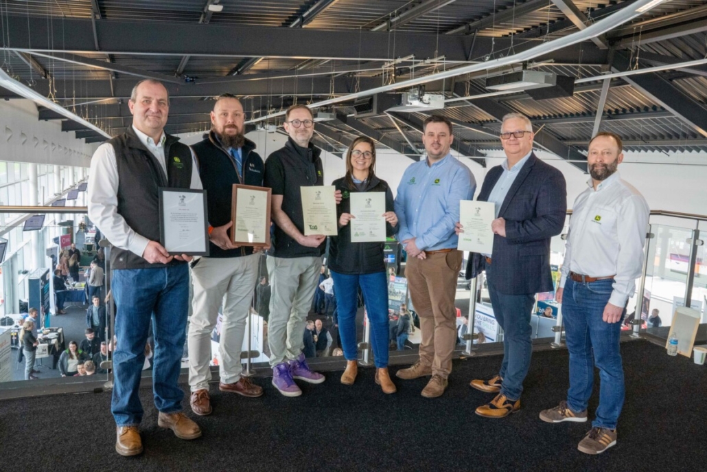 John Deere dealers commit to strengthening link John Deere dealers commit to strengthening link